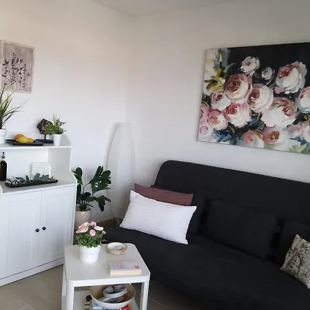 Neu Renoviertes, Hübsches Und Gemütliches Mit Balkon Und Meerblick *
