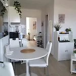Neu Renoviertes, Huebsches Und Gemuetliches Mit Balkon Und Meerblick Appartamento