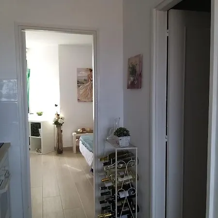 Neu Renoviertes, Huebsches Und Gemuetliches Mit Balkon Und Meerblick Apartman *