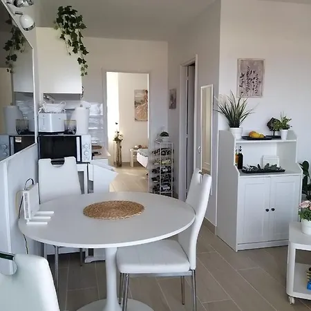 Neu Renoviertes, Huebsches Und Gemuetliches Mit Balkon Und Meerblick Apartman