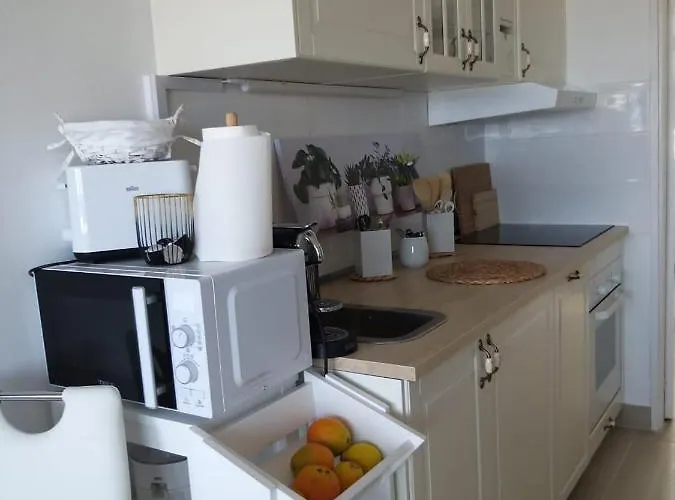 Neu Renoviertes, Huebsches Und Gemuetliches Mit Balkon Und Meerblick *