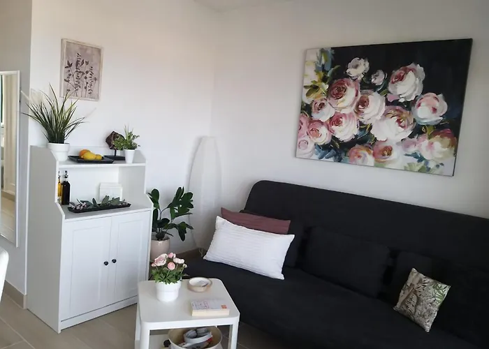 Neu Renoviertes, Huebsches Und Gemuetliches Mit Balkon Und Meerblick *