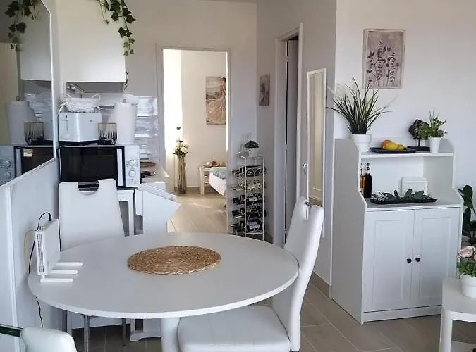 Neu Renoviertes, Huebsches Und Gemuetliches Mit Balkon Und Meerblick Apartment